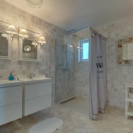 Villa Luxury With Jacuzzi In *