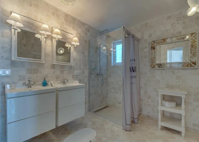 Luxury With Jacuzzi In لي إيسامبر