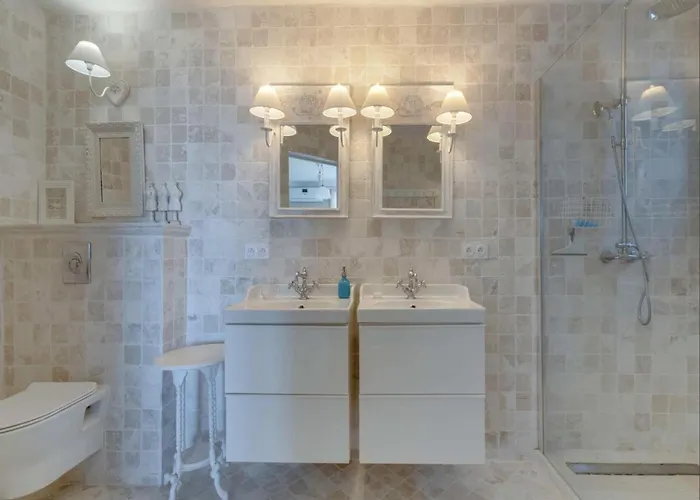 Luxury With Jacuzzi In لي إيسامبر
