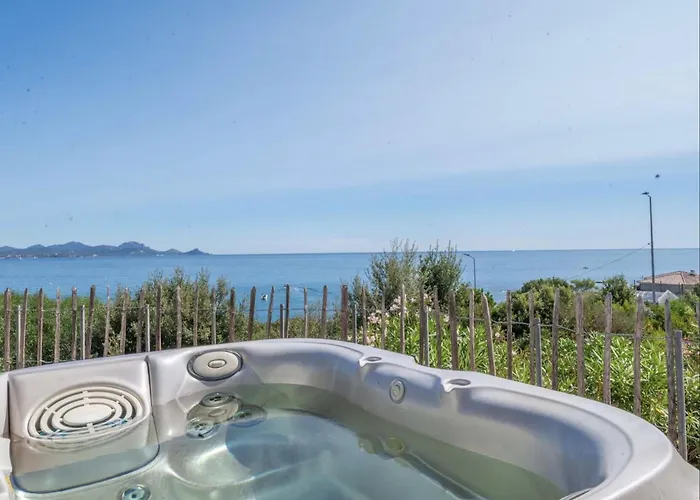Luxury With Jacuzzi In فيلة لي إيسامبر